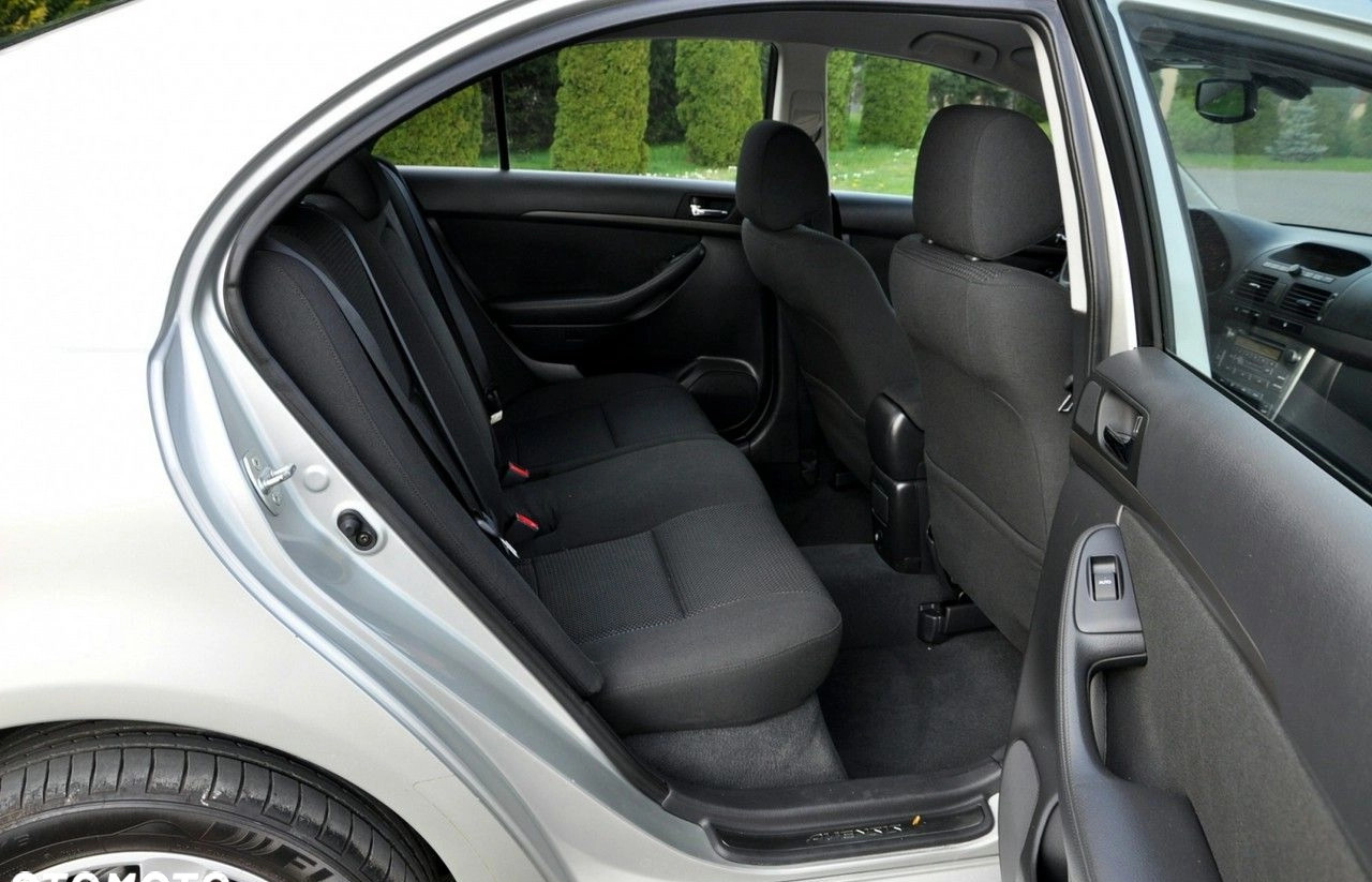Toyota Avensis cena 17900 przebieg: 211258, rok produkcji 2005 z Dzierzgoń małe 742